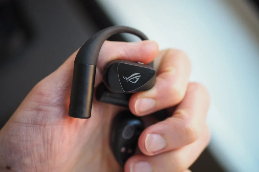 audifonos asus open ear con iluminacion rgb y diseño ergonomico