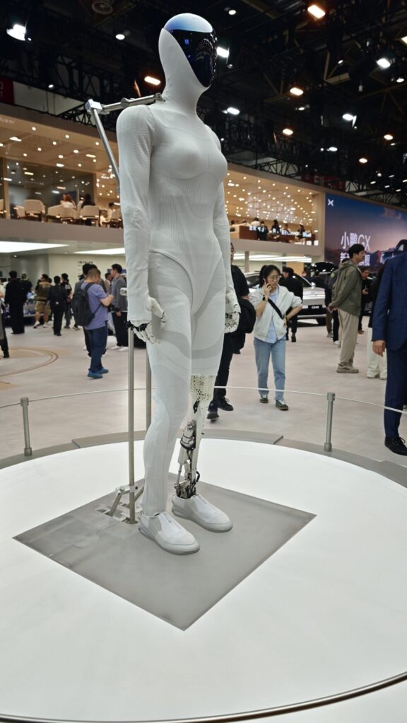 Pantalla facial 3D del robot IRON mostrando expresiones emocionales.