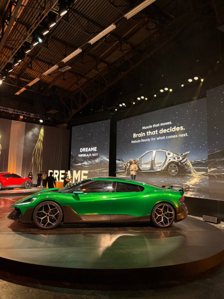 Detalle de los propulsores de combustible sólido del coche eléctrico Dreame.