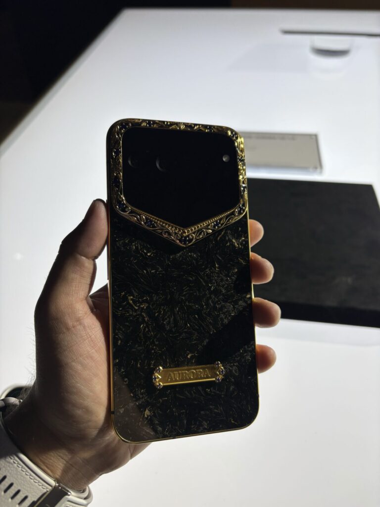 ariedad de 29 diseños de la serie Aurora LUX en materiales preciosos.