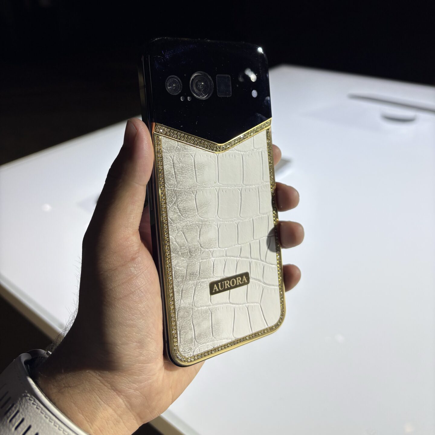 Primer plano del modelo Aurora Phoenix con detalles en oro.