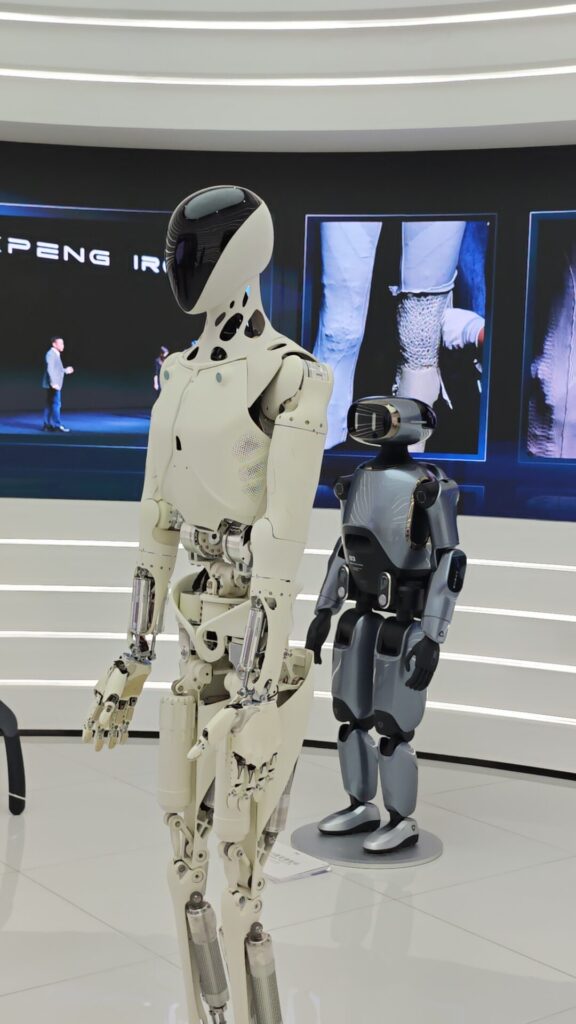 Detalle de la mano biomimética de 22 grados de libertad del robot IRON.