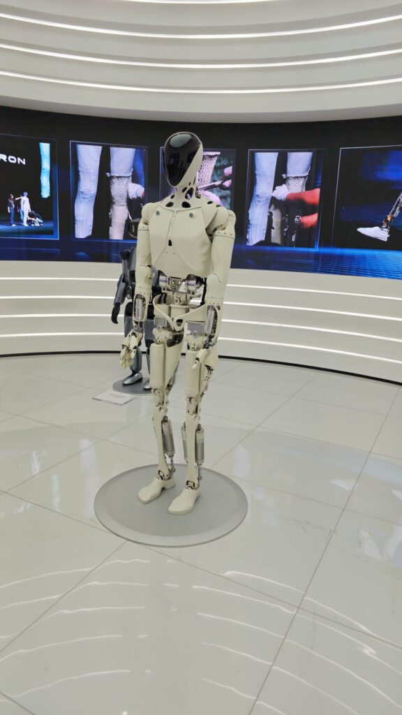 Robot humanoide XPENG IRON caminando en un entorno de pruebas.