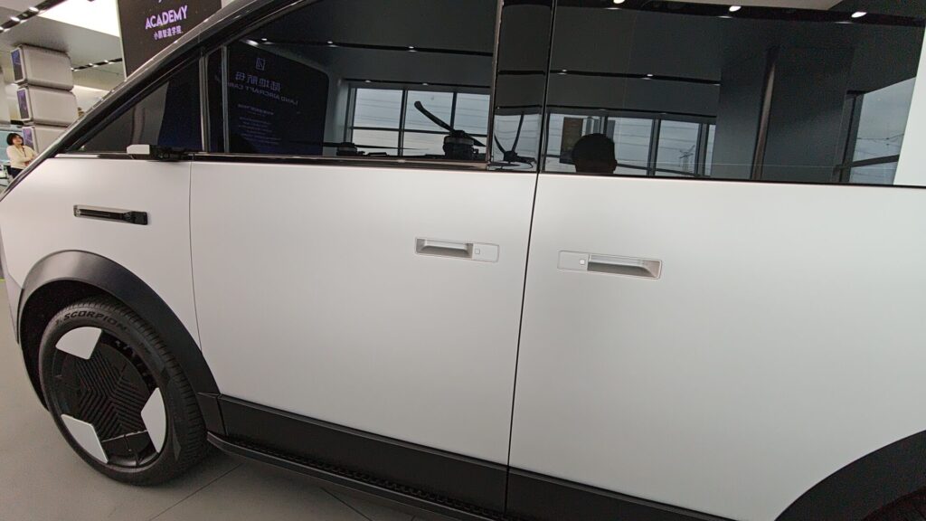 Módulo aéreo del coche volador modular ARIDGE despegando desde el módulo terrestre.