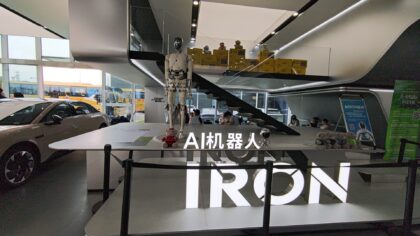 Comparativa de estructuras masculina y femenina del robot XPENG.