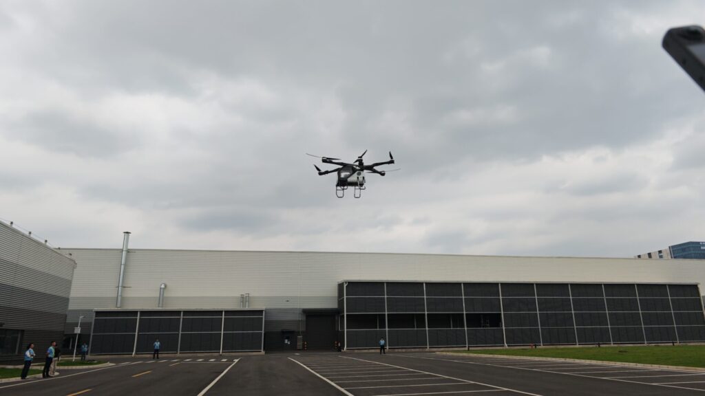 Proceso de carga de energía del módulo aéreo dentro del Land Aircraft Carrier.