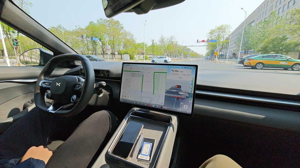 Demostración del sistema XPENG VLA 2.0 en entorno urbano complejo.