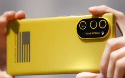 T1 Phone de Trump Mobile mostrando diseño dorado y polémica fabricación