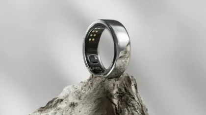 Anillo inteligente apretando el dedo por calor