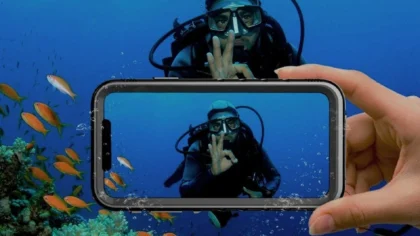 iPhone capturando fotografías submarinas bajo el agua