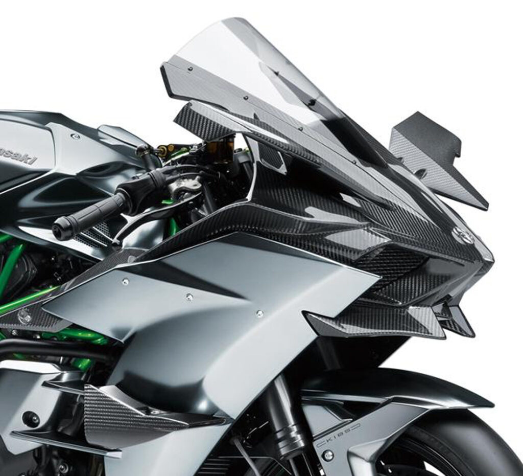 Kawasaki mezcla robots y trabajo artesanal