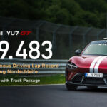 SUV autónomo Xiaomi YU7 GT recorriendo el circuito de Nürburgring en Alemania.