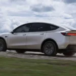 Nuevo SUV familiar de Tesla Model Y L color Cosmic Silver de tres filas de asientos tipo capitán.