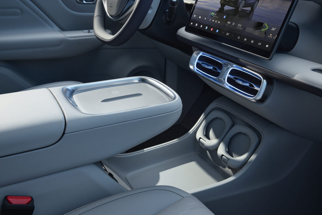 Interior del Leapmotor B10 con pantalla de 14.6 pulgadas