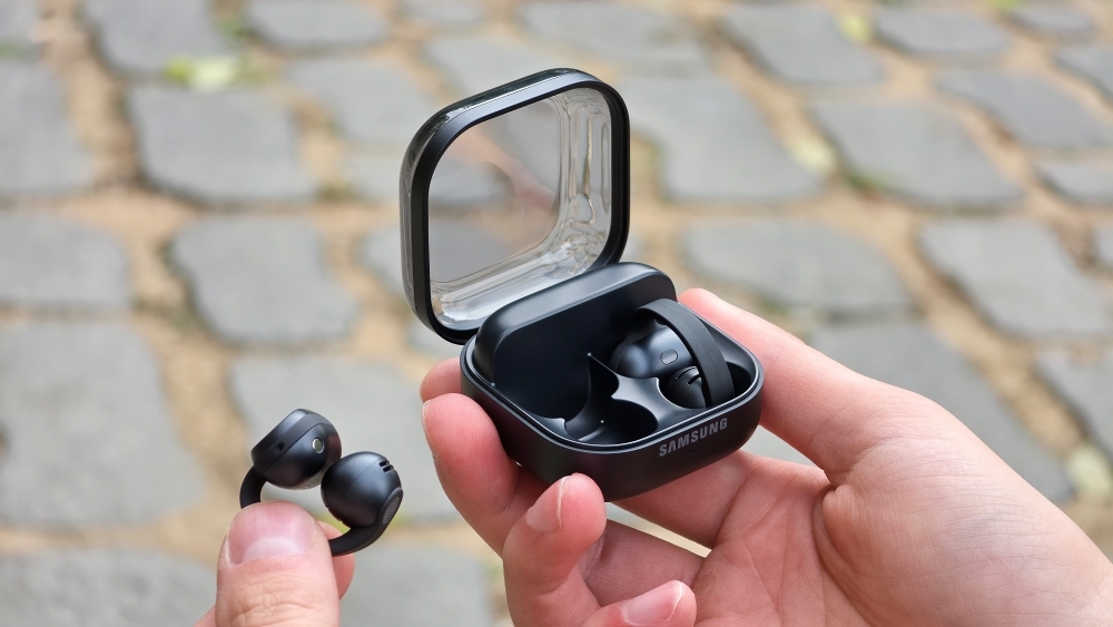 Diseño clip-on de los audífonos Samsung Galaxy Buds On alrededor de la oreja.