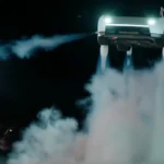 Tesla Roadster utilizando propulsores de gas frío para elevarse del suelo.