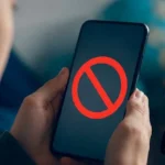 Adolescente usando redes sociales en México con nuevas reglas de protección para menores