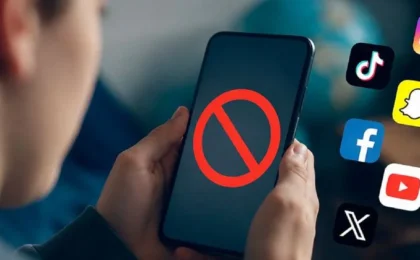 Adolescente usando redes sociales en México con nuevas reglas de protección para menores