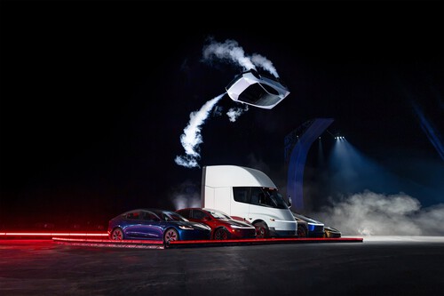Tesla Roadster eléctrico con propulsores de SpaceX durante su presentación.