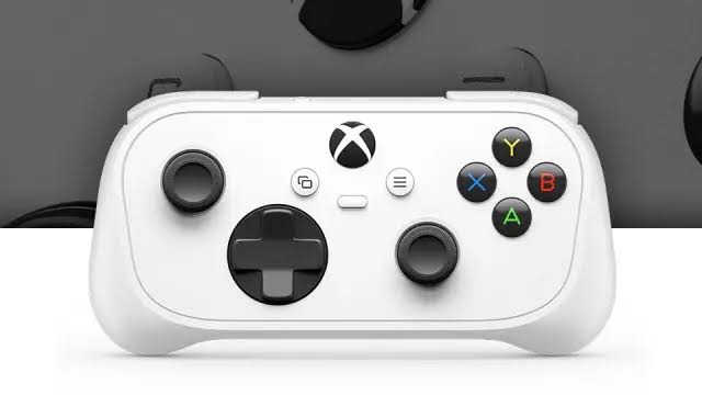 Control Xbox Nano compacto con botones tradicionales y diseño portátil.